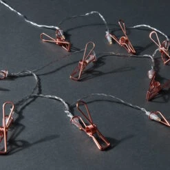 LED-Lichterkette Clips 10 Lichter Mit USB-Batteriefach CLIP COUTURE In Roségold 9 LED-Lichterkette Clips 10 Lichter Mit USB-Batteriefach CLIP COUTURE In Roségold -Küche Store butlers led lichterkette clips 10 lichter mit usb batteriefach clip couture in rosegold 4