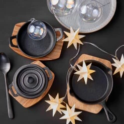 Mini-Serviertopf Mit Holzuntersetzer L 14 X B 11cm HOT IRON In Schwarz -Küche Store butlers mini serviertopf mit holzuntersetzer l 14 x b 11cm hot iron in schwarz 6